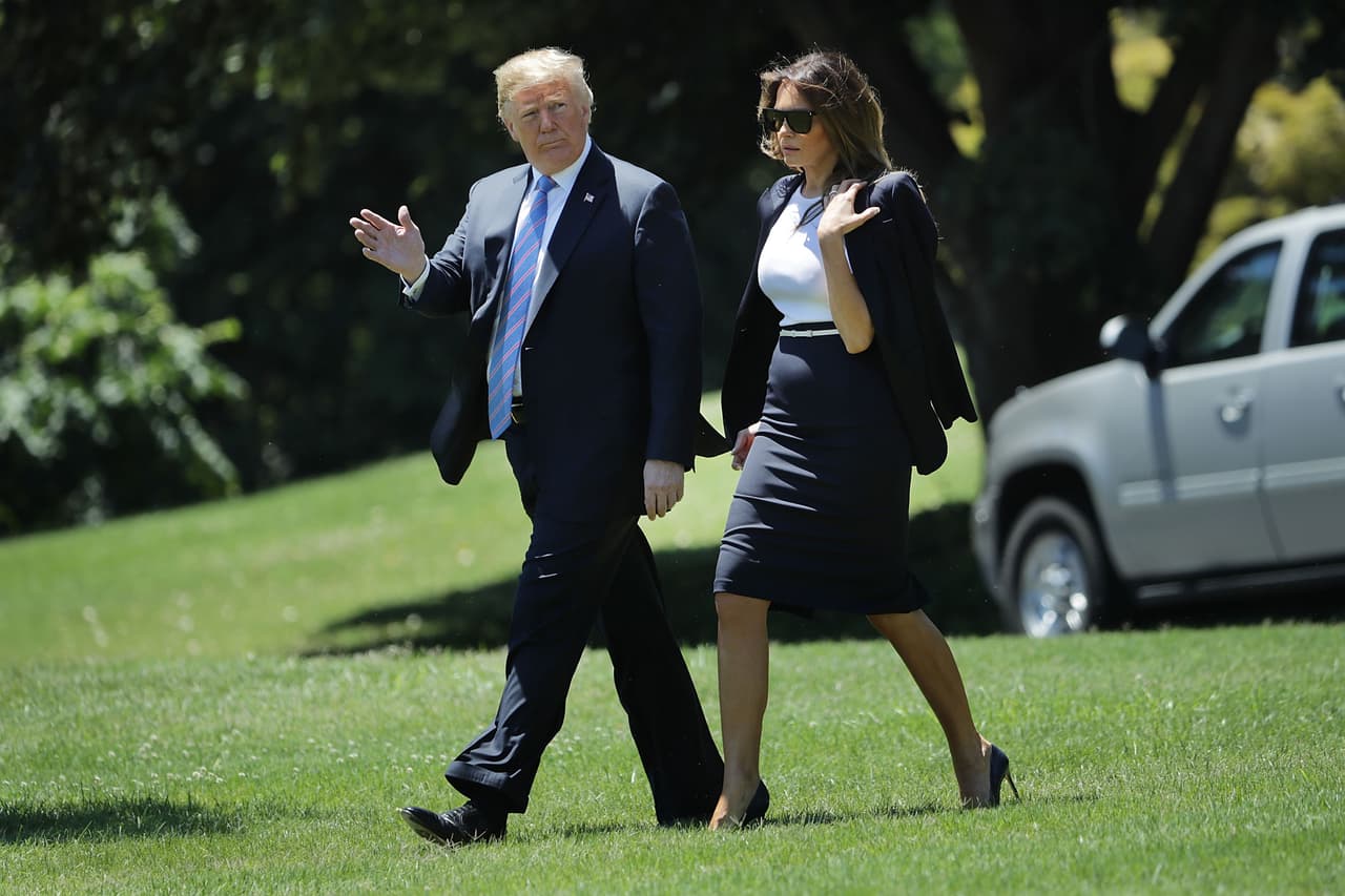 La distancia física entre el presidente Trump y la primera dama existe y ha sido reportada por varios testigos cercanos que
<a href="https://www.univision.com/noticias/trending/nos-esta-queriendo-decir-algo-melania-con-sus-reticencias-a-darle-la-mano-al-presidente-trump">incluso aseguran que duermen en cuartos separados no solo en la Casa Blanca</a> sino cuando viajan y se quedan en suites distintas. ¿Pero podría esa distancia ser eco además de una verdadera divergencia de posturas y de miradas?