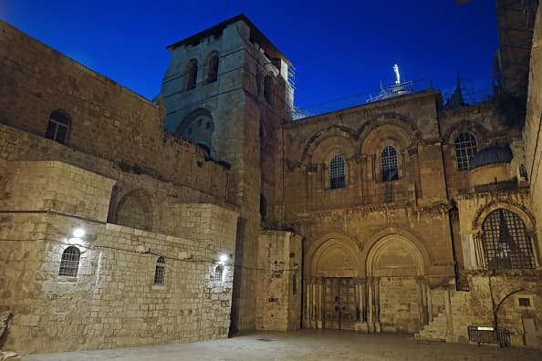 La iglesia del Santo Sepulcro en Jerusalén cerró este miércoles, una de las nuevas medidas para frenar la epidemia de coronavirus en Israel y en los Territorios Palestinos, donde se registró el primer fallecimiento.
<br>
<br>
<br>