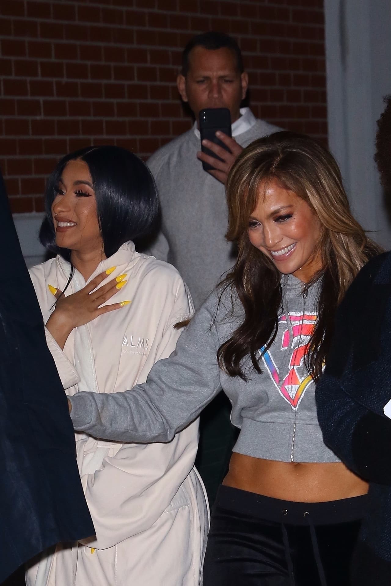 El abogado Bruno Gioffre,
<b><a href="https://pagesix.com/2019/09/02/j-los-real-life-hustlers-character-samantha-barbash-tells-all/?_ga=2.75176274.1711478035.1567428681-1642277742.1543846053" target="_blank"> representante de Babarsh, dijo al New York Post</a></b>, que están esperando poder "ver la película (el día 13) antes de decidir" si hay evidencia para demandar o no a Jennifer López.