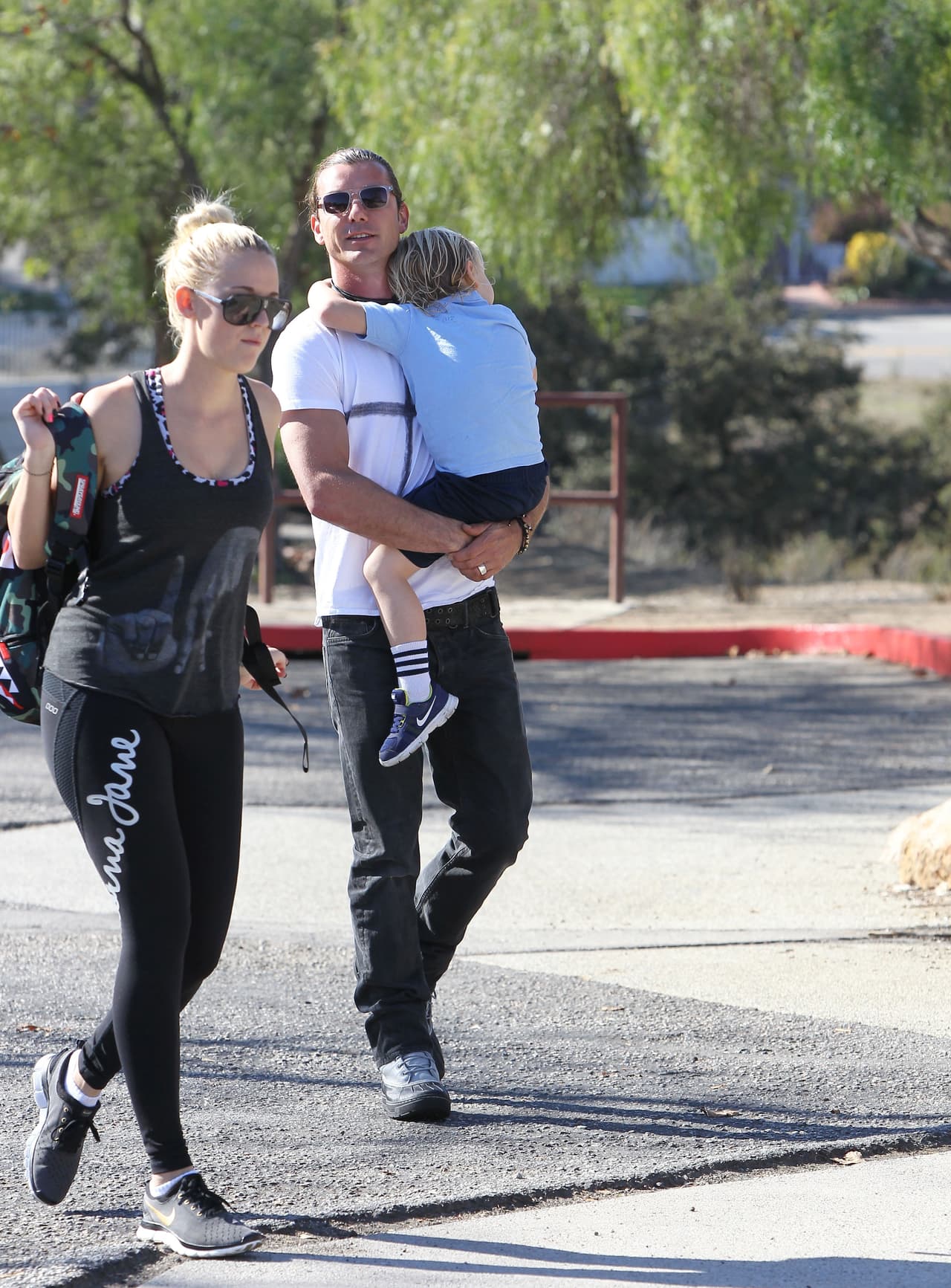 En las fotografías se puede apreciar al cantante, quien aparece caminando al lado de la niñera.