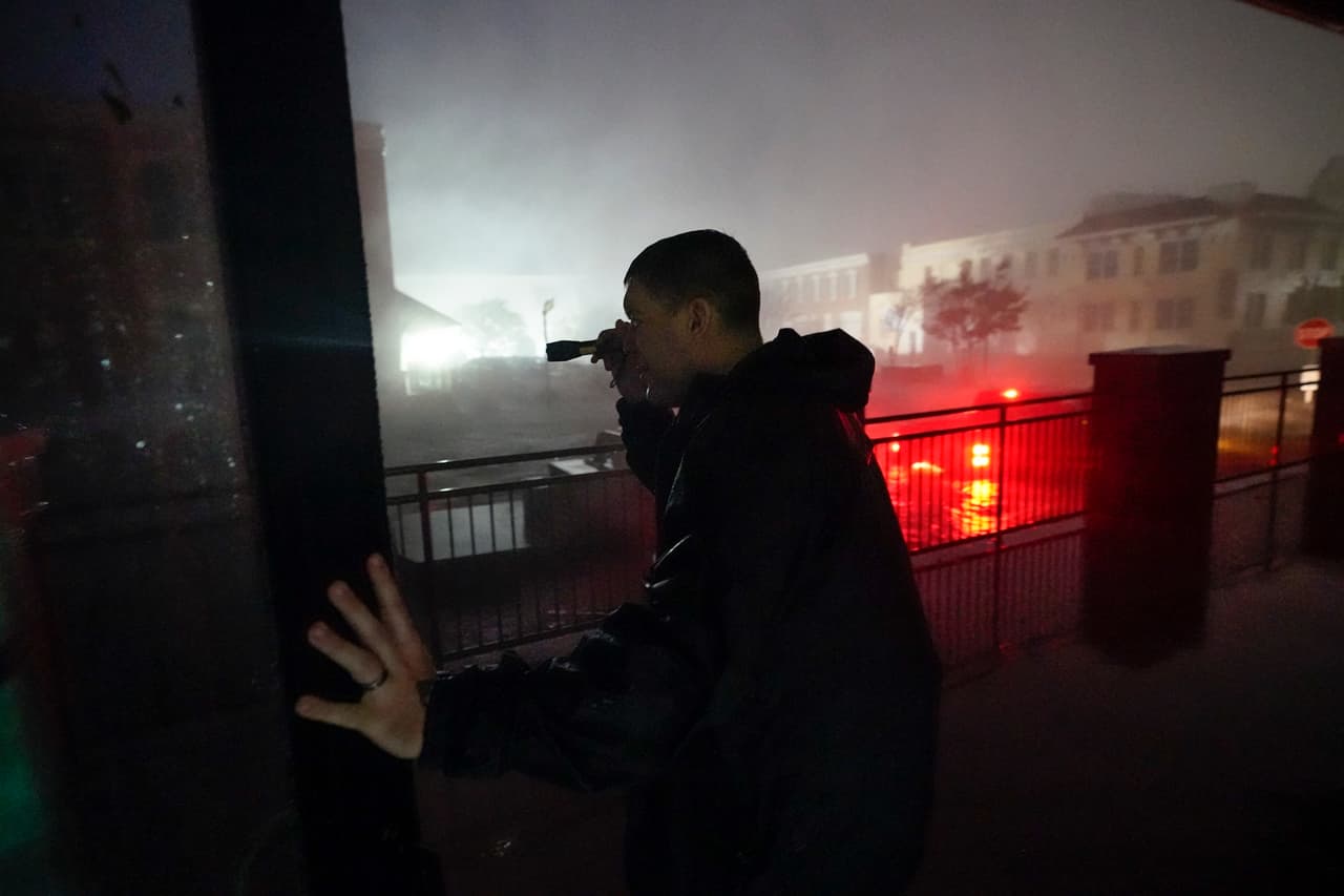 El empleado de un hotel en el centro de Pensacola inspecciona la inundación. Tras provocar lluvias en la costa el miércoles, se esperaba que Sally llevará intensos aguaceros a zonas de Mississippi, Alabama, Georgia y las Carolinas esta semana.