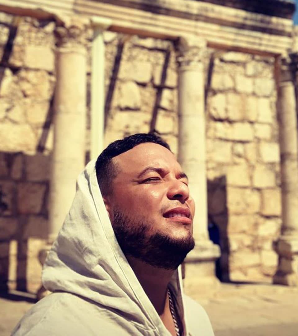 El nacido en Pittsburg, California, también reveló que por decisión propia estuvo un mes en rehabilitación, durante junio, un retiro espiritual para alejarse de sus adicciones de alcohol y hacer feliz a Chiquis.