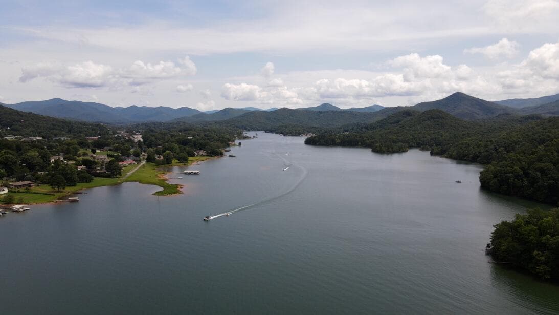 <b>Si lo tuyo no es la sal, visita entonces los mejores lagos</b>. El sol, el mar y la arena no son para todos, lo entendemos, 
<b><a href="https://www.univision.com/local/atlanta-wuvg/mejores-lagos-de-georgia-para-visitar-en-el-verano-2023-fotos">lo bueno es que Georgia tiene lagos impresionantes</a></b> que te ayudarán a combatir el calor y a disfrutar de 
<b><a href="https://www.univision.com/local/atlanta-wuvg/lake-chatuge-lago-de-georgia-tiene-lo-que-necesitas-para-disfrutar-de-aventuras-acuaticas-en-2023-fotos">diversión acuática</a></b> por montones.