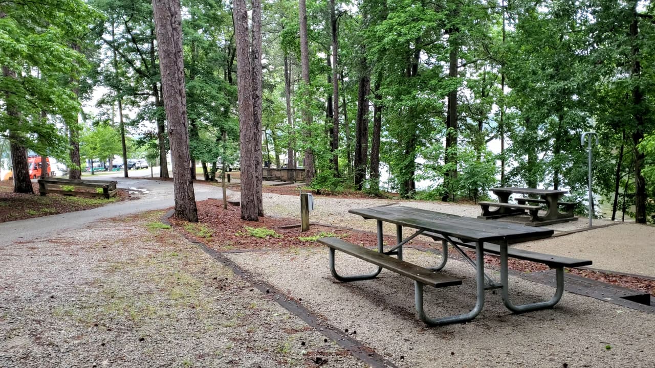 Los sitios para acampar cuentan con electricidad, agua potable y muchos hasta con desagüe para aguas negras y grises.