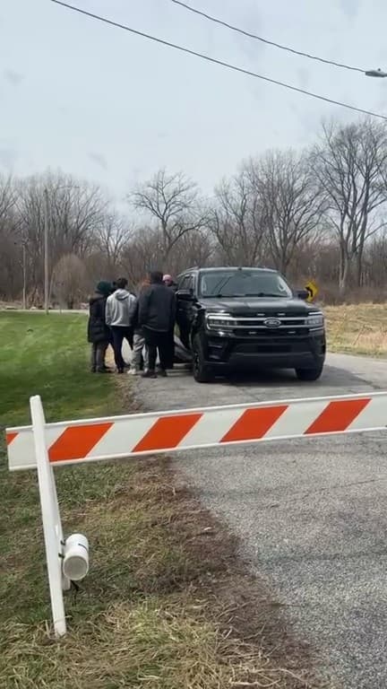 Las autoridades confirmaron que trabajan en coordinación con diversas agencias para localizar a un hombre que se presume se encontraba dentro del vehículo al momento del accidente.