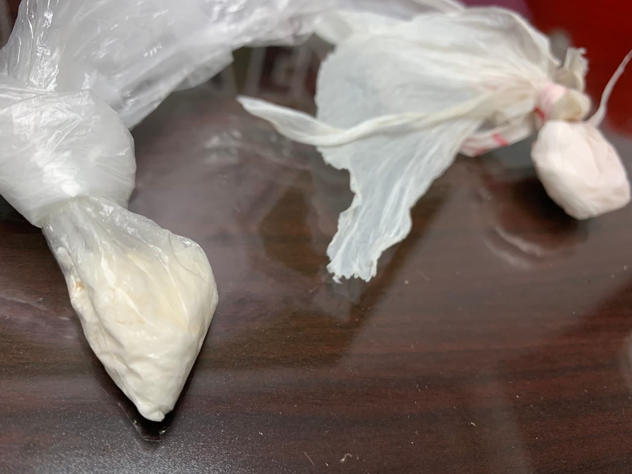 Los detectives pudieron rastrear algunos de los productos de los estados vecinos donde la marihuana ha sido legalizado. Además, los agentes confiscaron bolsas de cocaína. La moneda de los Estados Unidos encontrada dentro de bolsas selladas al vacío también fue incautada de la residencia.