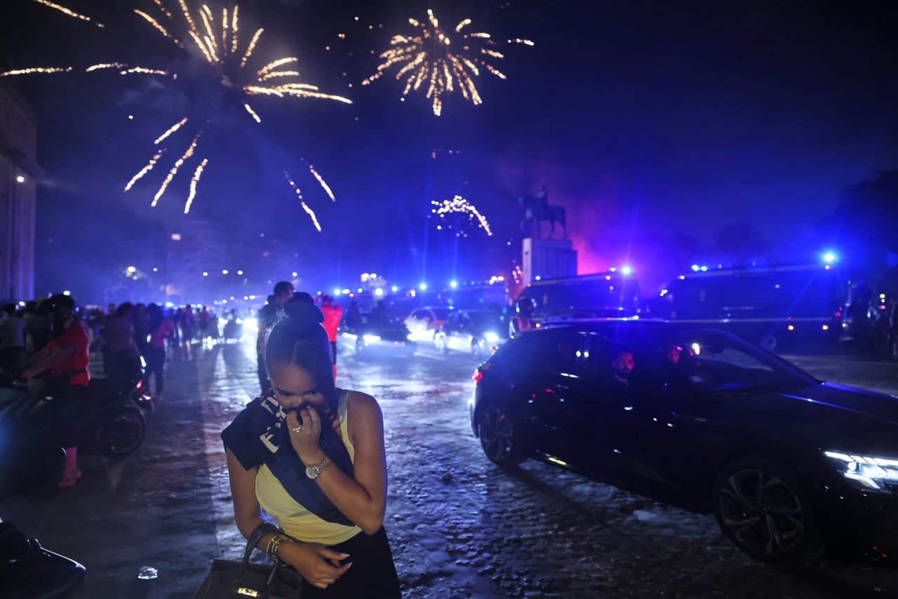 Los fuegos artificiales iluminaron el cielo de París durante las celebraciones por el histórico título europeo del PSG.