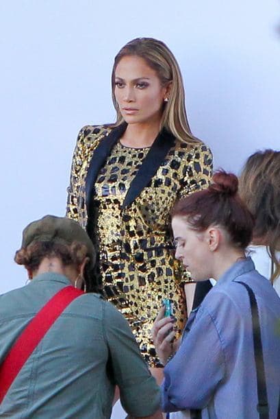 La hermosa Jennifer Lopez nos volvió a dejar con la boca abierta cuando decidió llegar con elegancia en un conjunto dorado con negro que la hacía lucir bella.