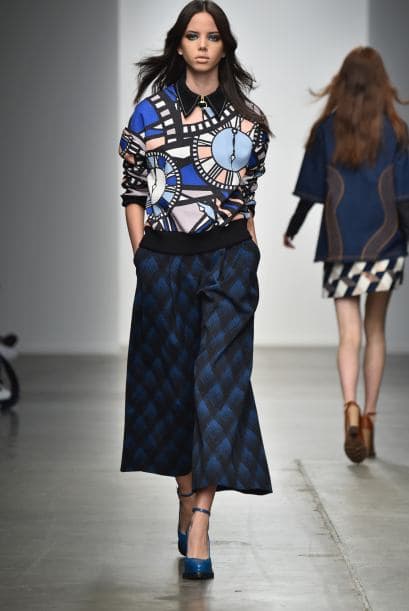 Trendy. Sofía recomienda a las más audaces probar con un mix de texturas, estampas, detalles bordados, cuero, bolsillos XL y colores.,