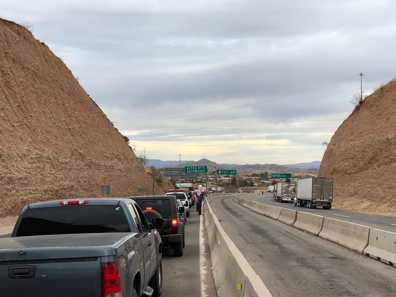 Largas filas y pocas líneas abiertas para el ingreso de viajeros en los puerto de entrada fronterizos
