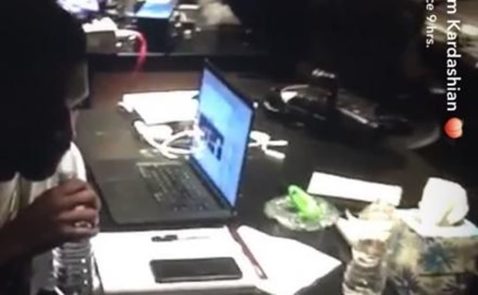 Y luego, durante las primeras horas del lunes 18 de julio, en la cuenta de Snapchat de Kim apareció una historia en donde se podía ver a Kanye, supuestamente hablando con Taylor, mientras le informaba que incluiría su nombre en la canción de 'Famous'.