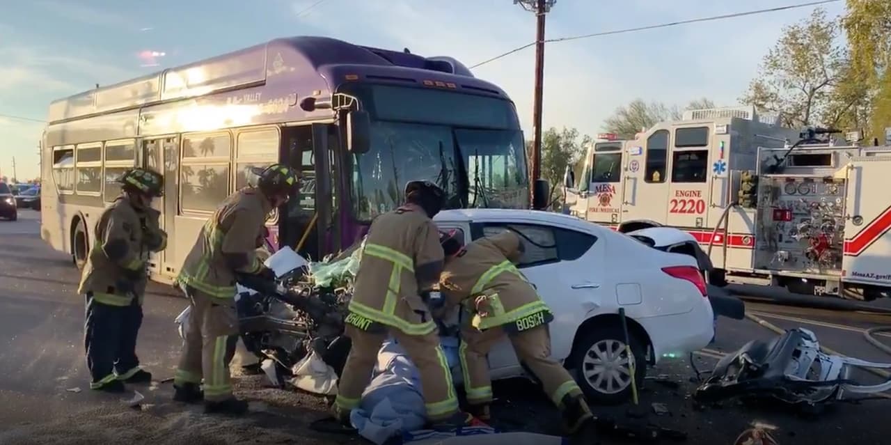 Varias personas resultaron heridas tras un accidente que involucró a un autobús 