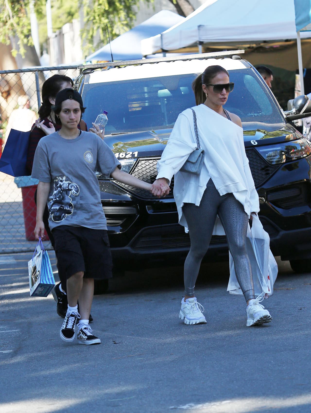 Jennifer López salió con su hija Emme a un mercado de pulgas.