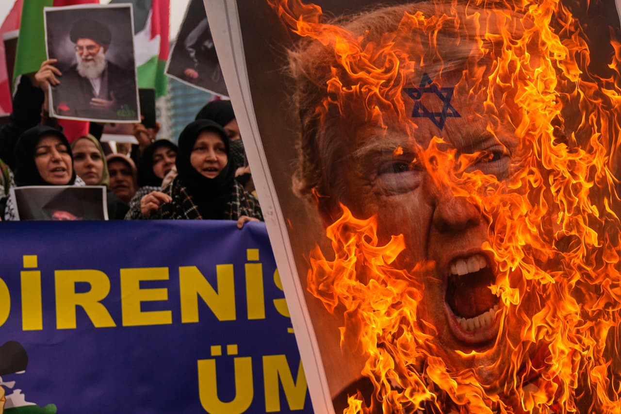 Manifestantes queman una foto del presidente Donald Trump durante una protesta frente al consulado israelí en Estambul,