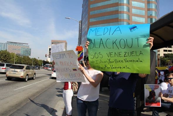 Pese a las distancias y tráfico característico de Los Ángeles, cientos de Venezolanos se unieron a la campaña mundial #SOSVenezuela para apoyar a todo el pueblo venezolano tras 10 días de protestas continuas en dicho país. A la manifestación se unieron guatemaltecos, peruanos, brasileños, libaneses, americanos y muchas otras nacionalidades que hacen vida en la Cosmopolita ciudad del oeste del país. Consignas, cantos y la familiaridad característica venezolana recibieron apoyo de los transeúntes en los alrededores del edificio Federal ubicado en la avenida Wilshire.