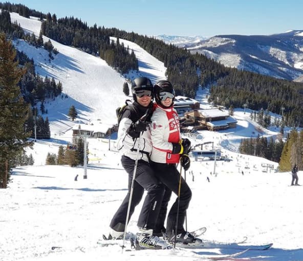 Su trabajo como conductora le permite tomar largas vacaciones con su esposo e hijas.