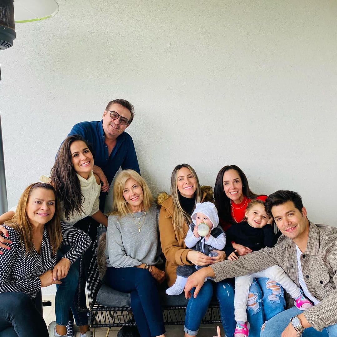 En redes sociales, ambas familias se han visto muy unidas, incluso, Sharis Cid compartió una foto donde aparece junto a Arturo Peniche y Gaby Ortiz en el festejo del Día del Padre.