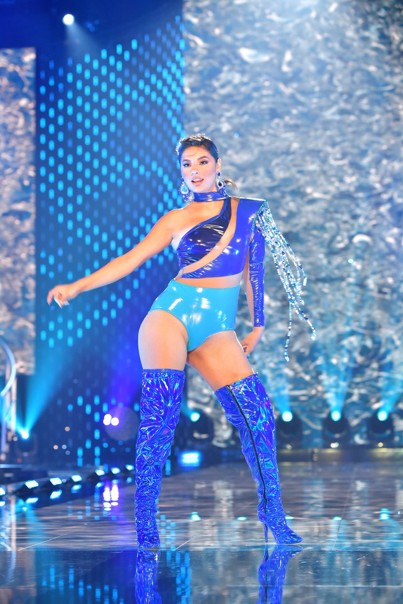 Los trajes de este elemento incluían dos tonalidades de azul.