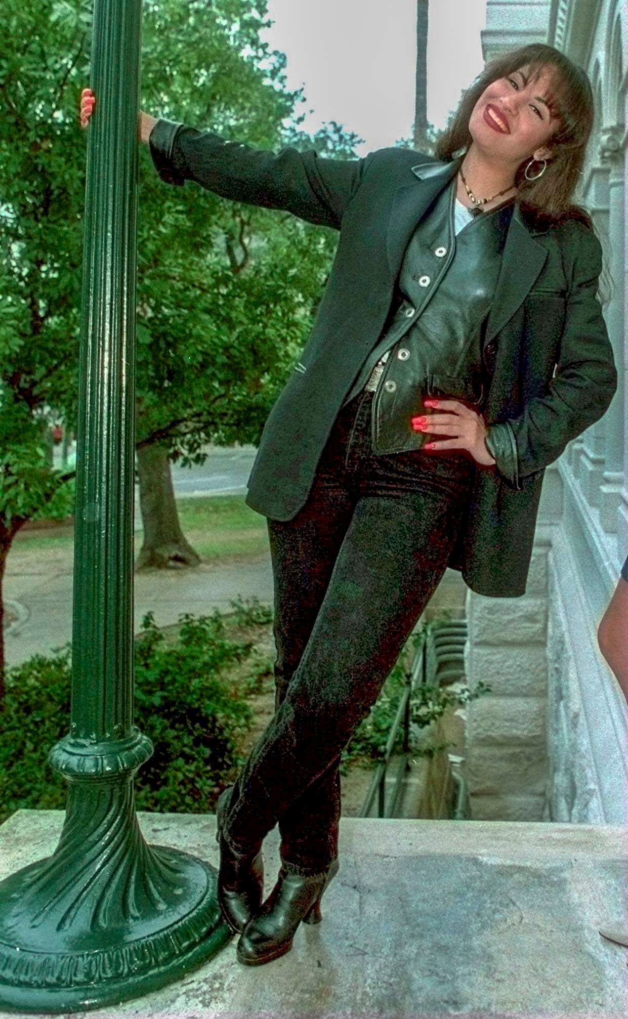 El 31 de marzo de 1995, la muerte de Selena Quintanilla conmocionó al mundo. La exitosa cantante murió a sus 23 años de edad, a tan sólo dos semanas de cumplir 24. El 16 de abril hubiera celebrado su cumpleaños.