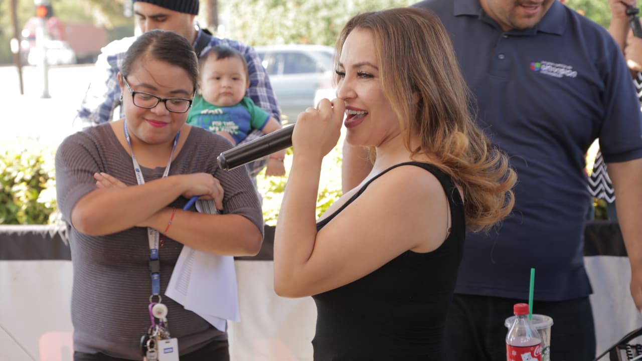 'El Bueno, La Mala y El Feo' entregando boletos en la ciudad de Carson.