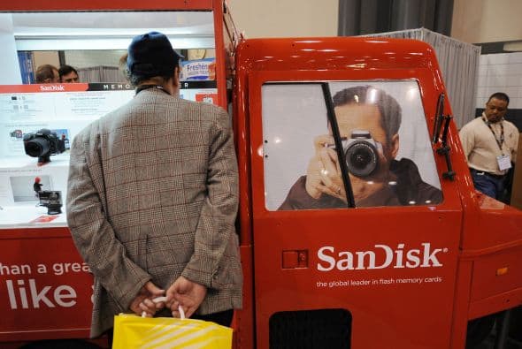 7 SanDisk. Si los reembolsos por correo no fueran suficiente dolor de cabeza, SanDisk, que con frecuencia cuelgan ofertas promocionales para sus tarjetas de memoria, es un gran fan de los reembolsos por correo que se dan en la forma de una tarjeta de regalo. ¿Qué hay de malo con un descuento inmediato en la caja registradora, una práctica que la compañía rival Lexar inició basado en comentarios de sus clientes?