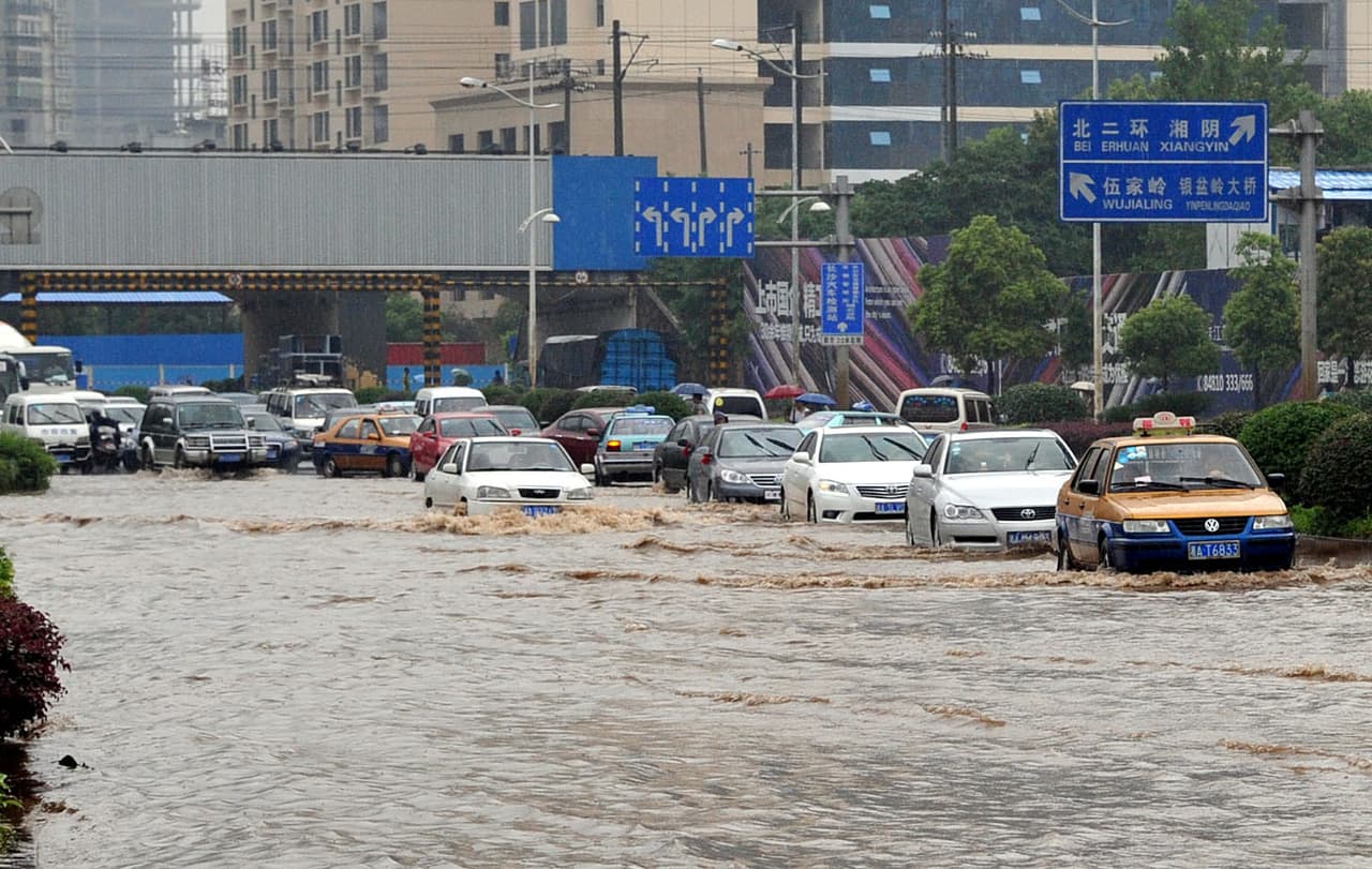 <b>11. Changsha.</b>
<br>
<br>Según el ‘Índice de Tráfico Tom Tom’, los residentes de 
<b>la capital de la provincia china de Hunan</b> malgastan en promedio un 
<b>45% de tiempo extra </b>atrapados en el tráfico, lo que representa un empeoramiento del 8% en relación al resultado de 2015. Ese promedio sube al 70% en las horas pico de la mañana y al 82% en las horas pico de la noche. 
<br>
<br>Según Tom Tom los habitantes de Changsha pierden en promedio 46 minutos extra al día y 176 horas extra al año a bordo de vehículos de transporte automotor.