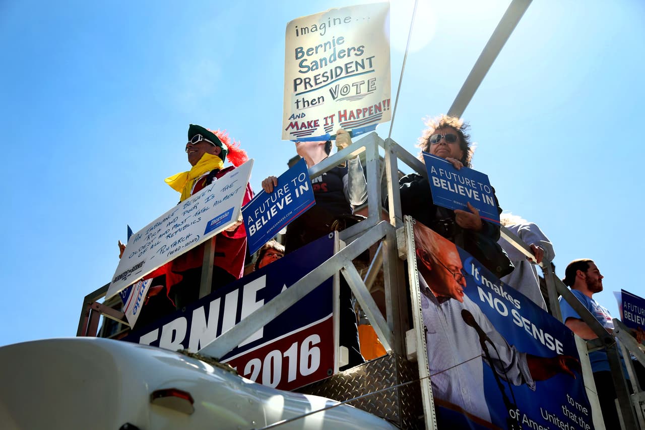 Simpatizantes de Sanders salen del centro de Manhattan en un bus adaptado con imágenes de la campaña, en Nueva York el 15 de abril de 2016.