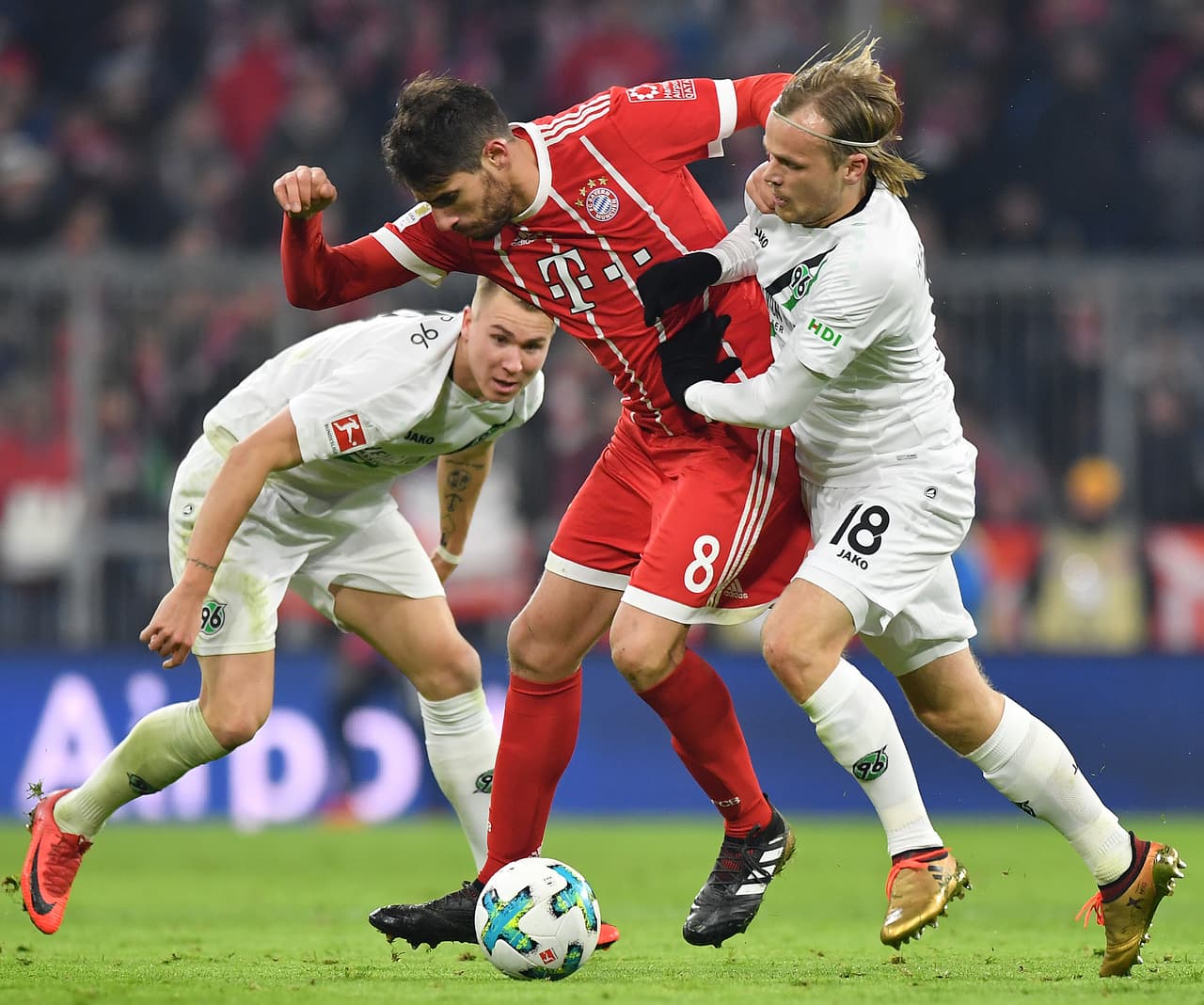 Bayern Munich salió e embestir a su rvial, pero los visitantes supieron contener los ataques, con el arquero Philipp Tschauner como gran figura.