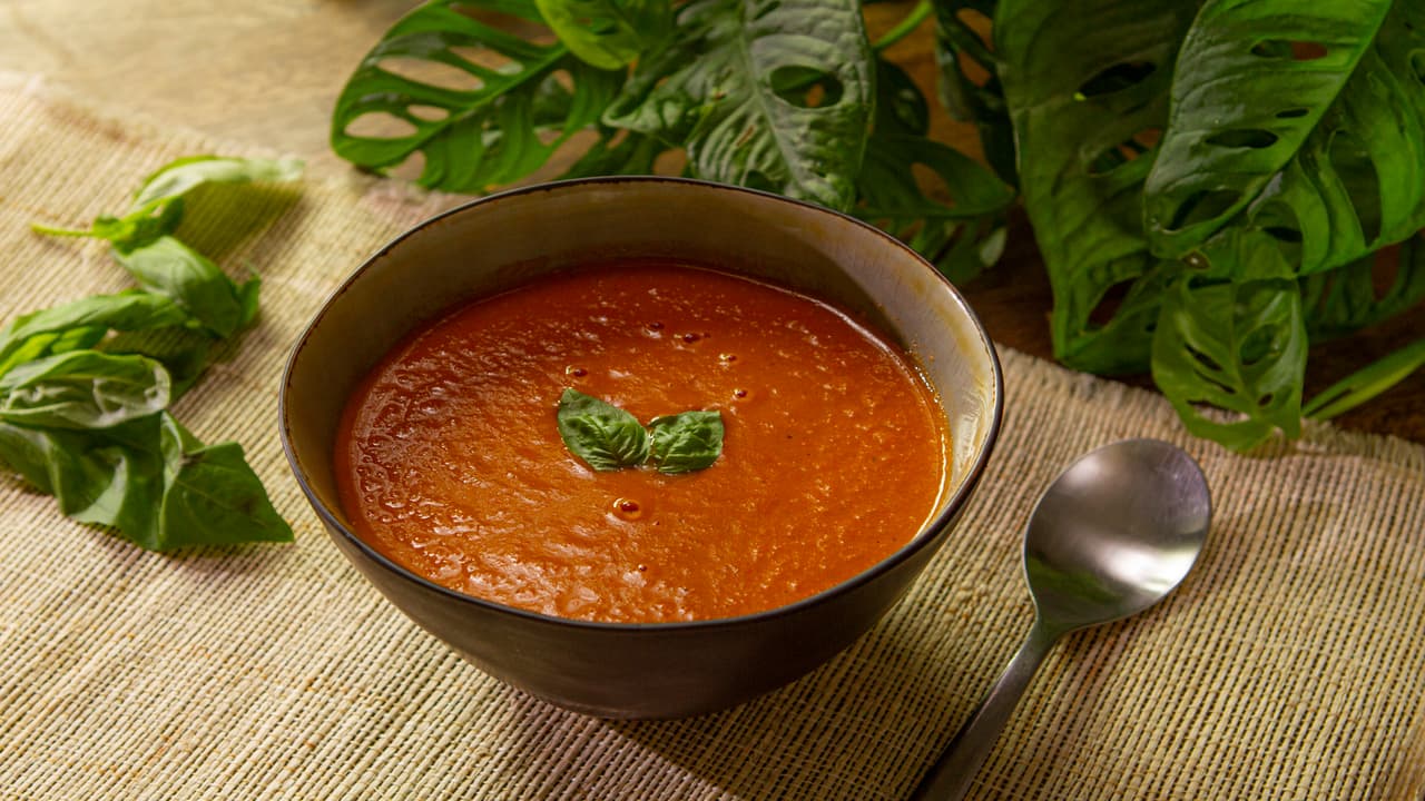 Sopa de tomate con albahaca