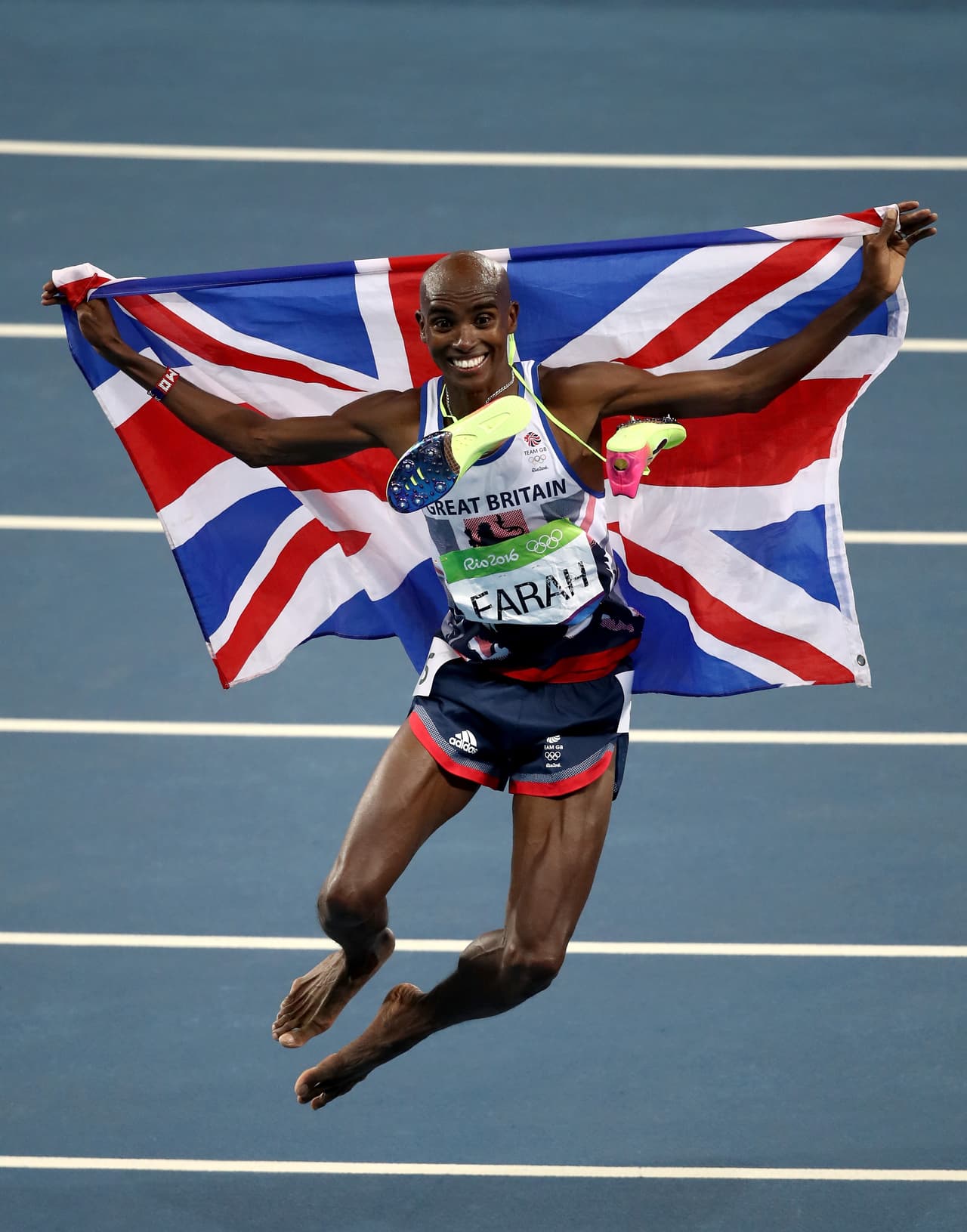 Mohamed Farah de Gran Bretaña celebra a victoria en la final de los 500 metros.