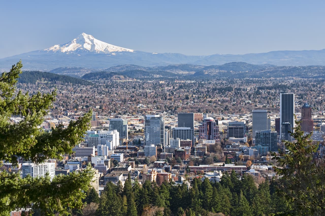 <b>Portland.</b> Es conocida por ser extremadamente liberal y por tomar acción hacia la crisis en el cambio climático. El apodo oficial de la ciudad es “la ciudad de las rosas”.
