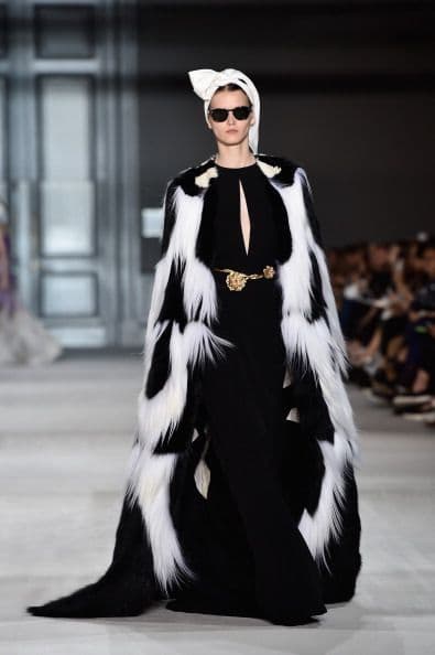 "Cruella de Vil" fue la inspiración de la marca Giambattista Valli para ese diseñito. ¡Qué garrita! Nada de lo que trae la modelo encima nos parece lindo.