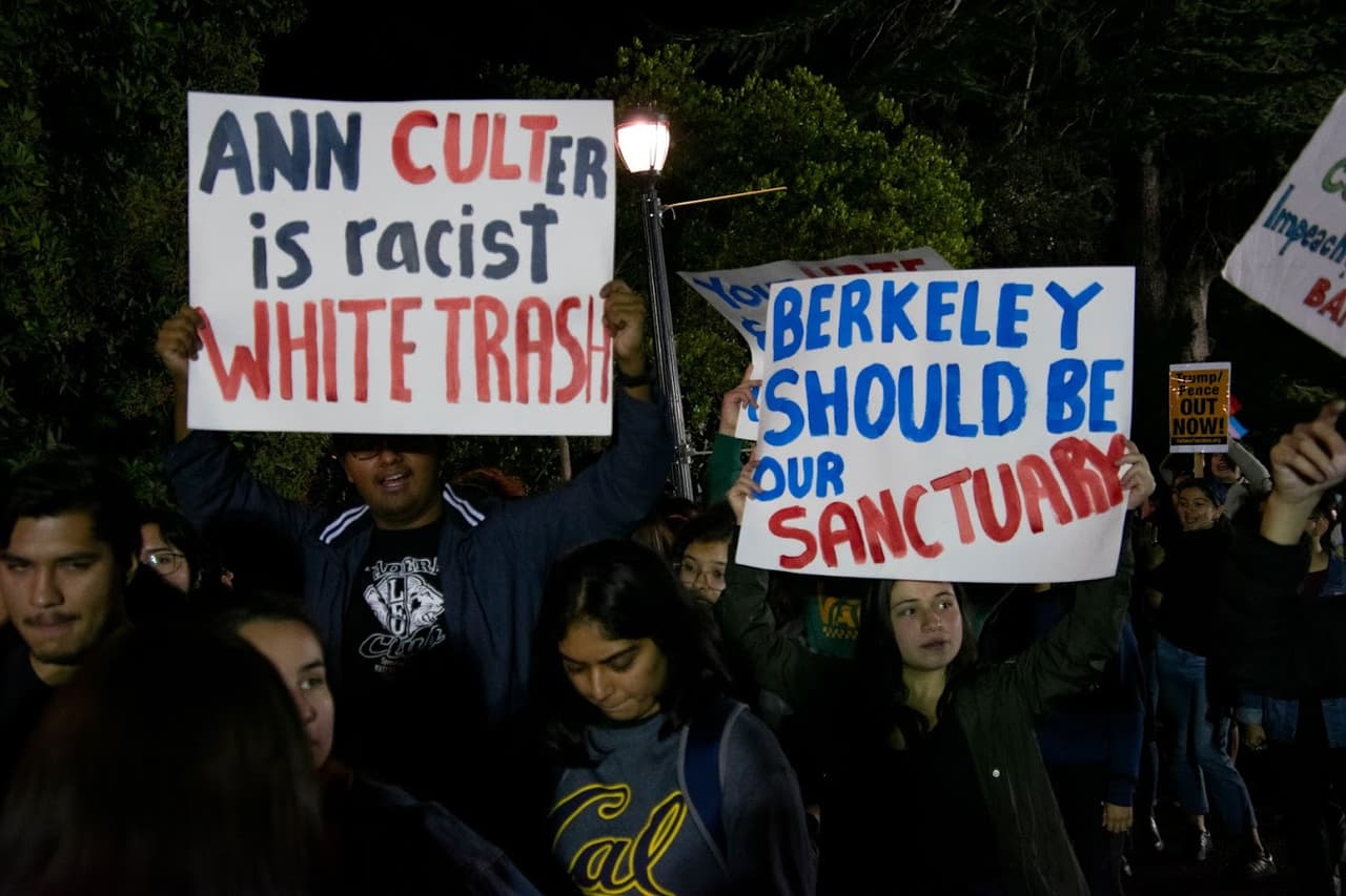Cientos de manifestantes rodearon Wheeler Hall en el campus de UC Berkeley este miércoles por la noche para protestar contra la presencia de la personalidad conservadora Ann Coulter.
<br>