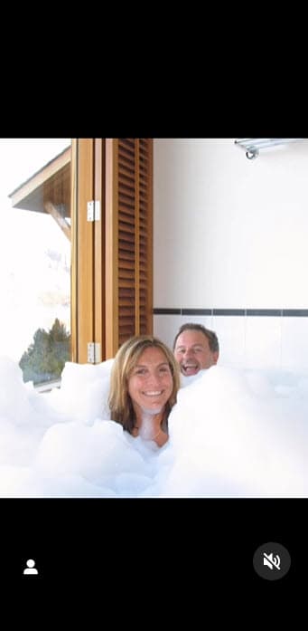 "
<b>Feliz San Valentín a mi esposa</b> de casi 30 años y a Mía", escribió junto con entrañables fotos de las dos mujeres más importantes de su vida. 
<br>