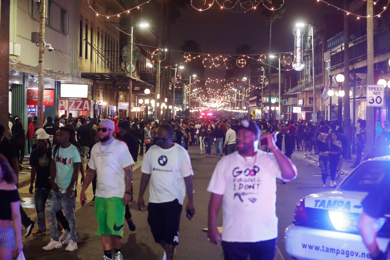 A lo largo de la Séptima Avenida las personas caminaban sin guardar distancia social.