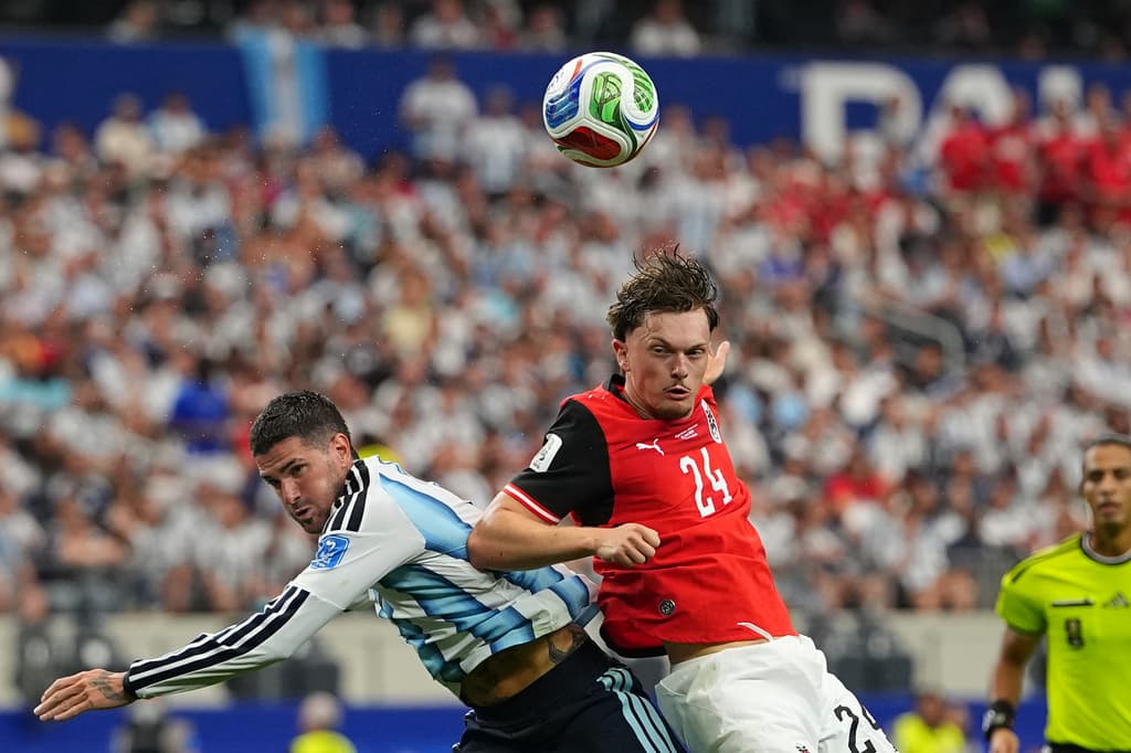 Rodrigo De Paul de Argentina es vencido ante la marca de Paul Wanner en una jugada de media cnacha.