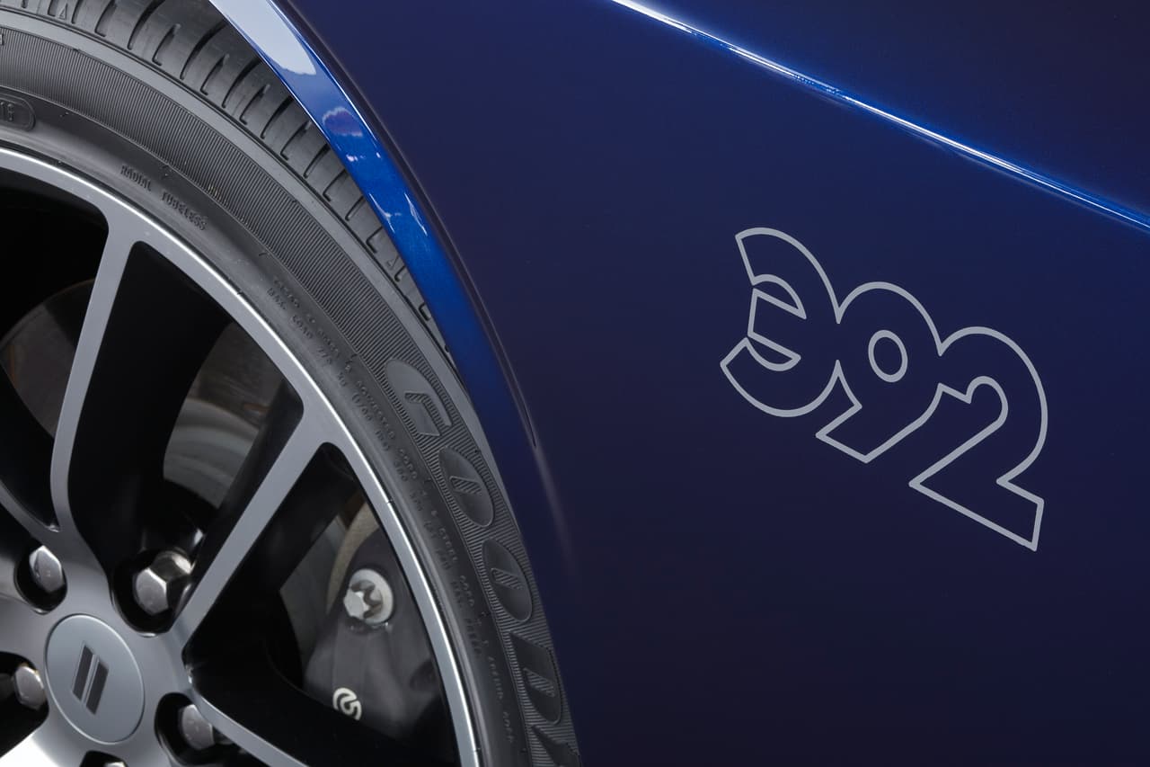 Los logos 392 en el Mopar ’17 Dodge Challenger, usados en referencia al desplazamiento en pulgadas cúbicas del motor HEMI, son pintados a mano.