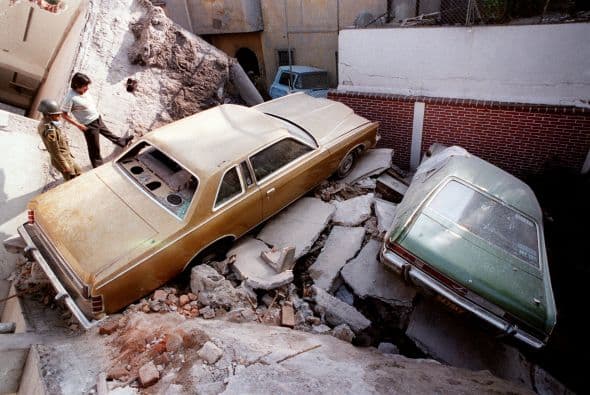 El simulacro medirá la capacidad de la ciudad de ocho millones de habitantes (20 sumando la zona metropolitana) para enfrentar otro sismo de 8.1 grados como el de 1985, en una urbe a la cual más de 90 sismos por año le recuerdan que está erigida sobre un frágil terreno, con tierras anegadizas en lo que antaño fue un lago.