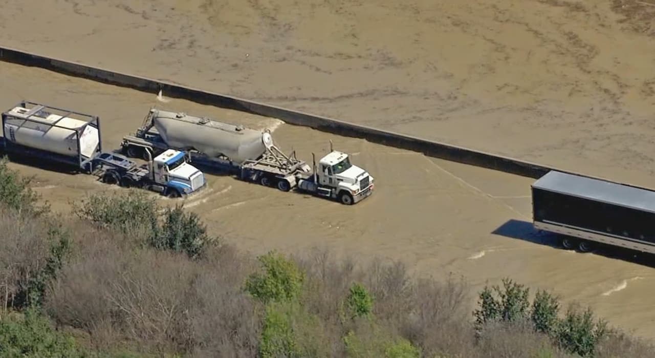 La acumulación de agua en un tramo de la vía es tan significativa que dejó varados a camiones y vehículos grandes.