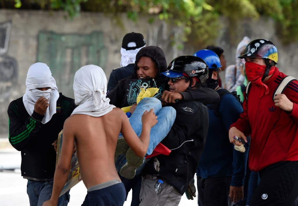 Sin el Poder Electoral, al que acusa de oficialista, la MUD organizó el plebiscito simbólico para demostrar el rechazo masivo a la Constituyente, un suprapoder con el que Maduro busca redactar una nueva Constitución a su medida.