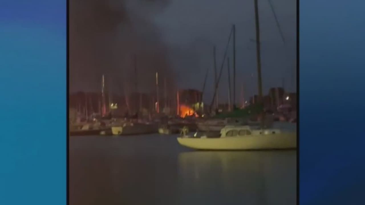 Ya fue controlado incendio que consumía una embarcación anclada al muelle de la playa Montrose