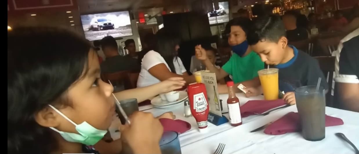 Tres años antes de la valiente travesía de esta niña risueña, su madre Ada no tuvo tiempo ni de despedirse de ella y tomó a su otra hija mayor para tomar rumbo a
<a href="https://www.univision.com/temas/estados-unidos-de-america">Estados Unidos</a>. Un incidente, del que no quiso dar detalles, ponía en peligro su vida y había que salir de prisa.
<b>Llorando y dejando a Nataly al cuidado de una de sus hermanas, dejó todo atrás con la esperanza de llevarla un día consigo a EEUU. </b>
<br>