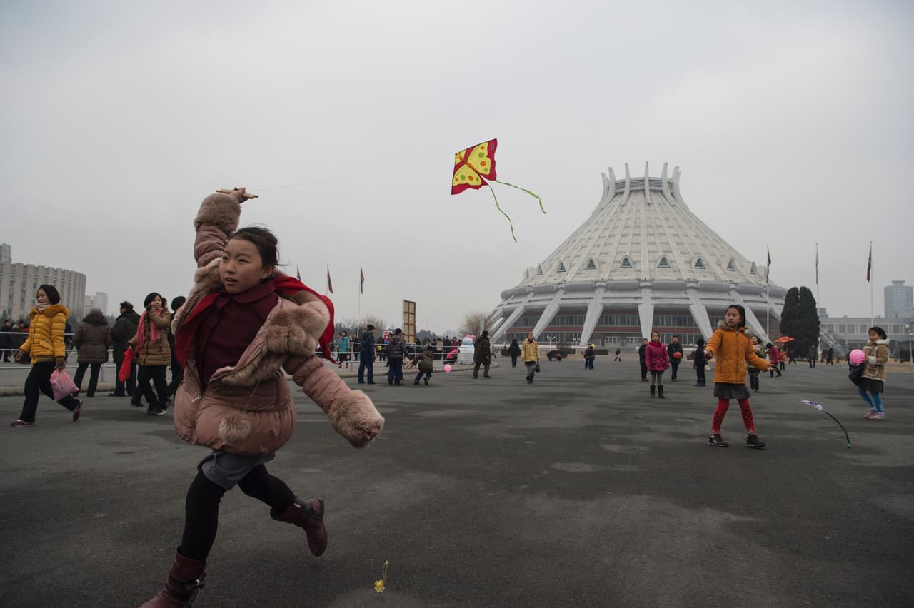 Una niña vuela una cometa en la celebración de la llegada del año nuevo en el centro de Pyongyang. 1 de enero de 2017.