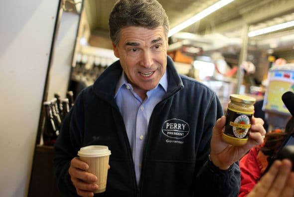 La comparación de Perry entre la homosexualidad y el alcoholismo se dio al ser cuestionado sobre la plataforma política aprobada por el Partido Republicano de Texas, que promueve programas de terapia para “curar” esa tendencia sexual.