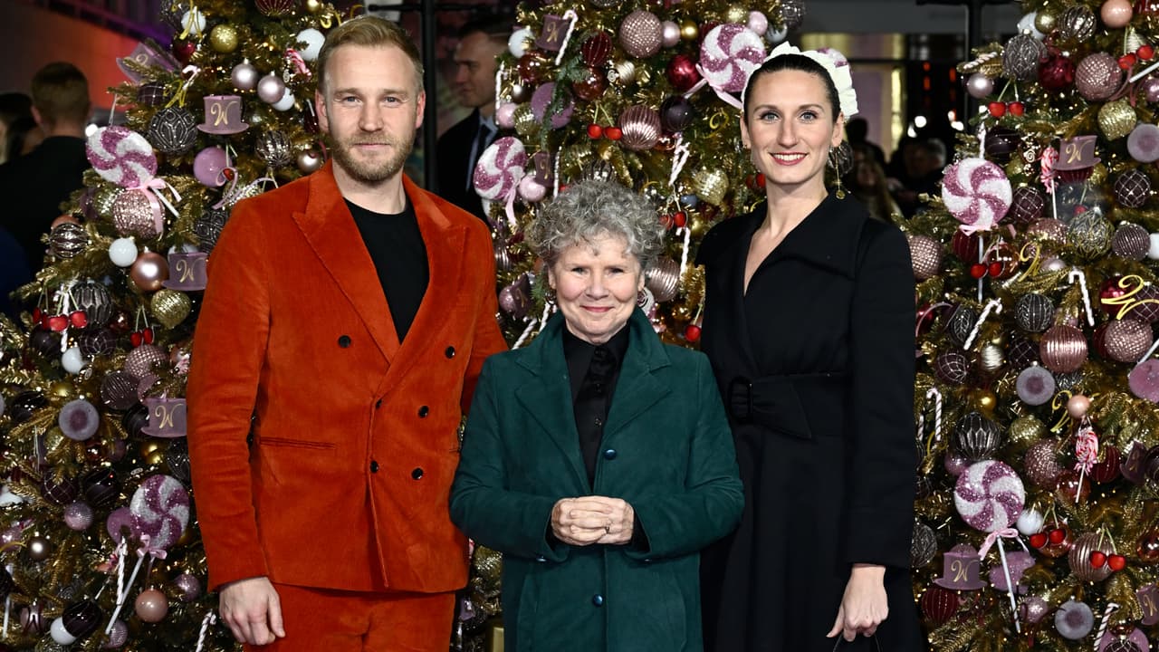 Bessie Carter y Sam Phillips junto a la madre de la actriz Imelda Staunton en la premier en Londres de 'Wonka'.