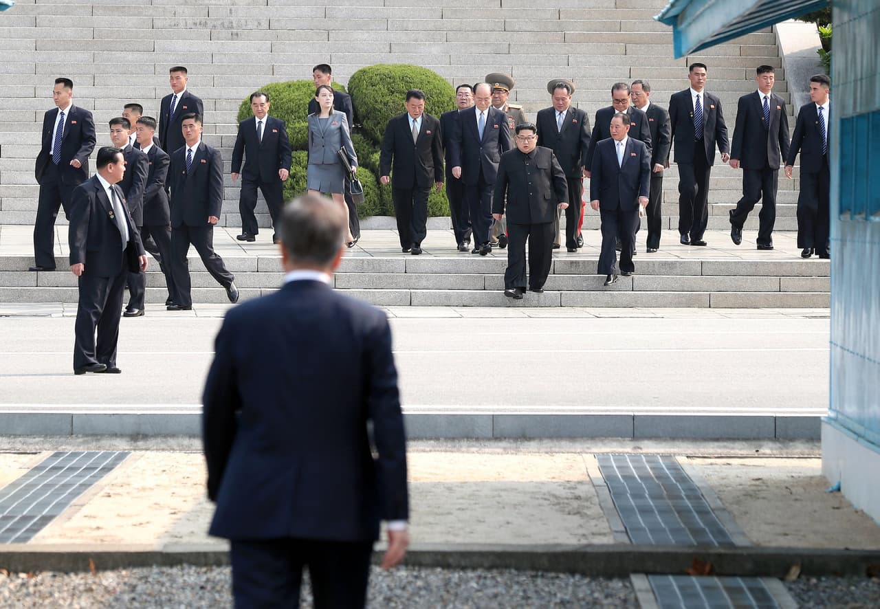 La delegación que acompaña a Kim Jon Un lo ha escoltado en su entrada a pie hasta la unos metros antes de la línea de demarcación militar entre las dos Coreas.