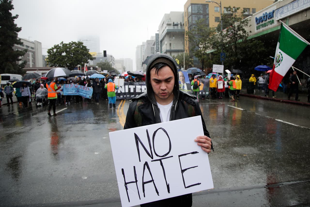 “No odio”, el mensaje de un joven en las movilizaciones anti-Trump.