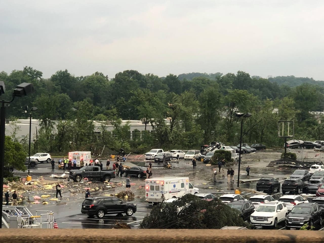 Puedes ver más fotos del resultado del tornado en Bensalem 
<b><a href="https://www.univision.com/local/philadelphia-wuvp/tornado-provoca-destrozos-varias-personas-heridas-bensalem-fotos">aquí</a></b>.