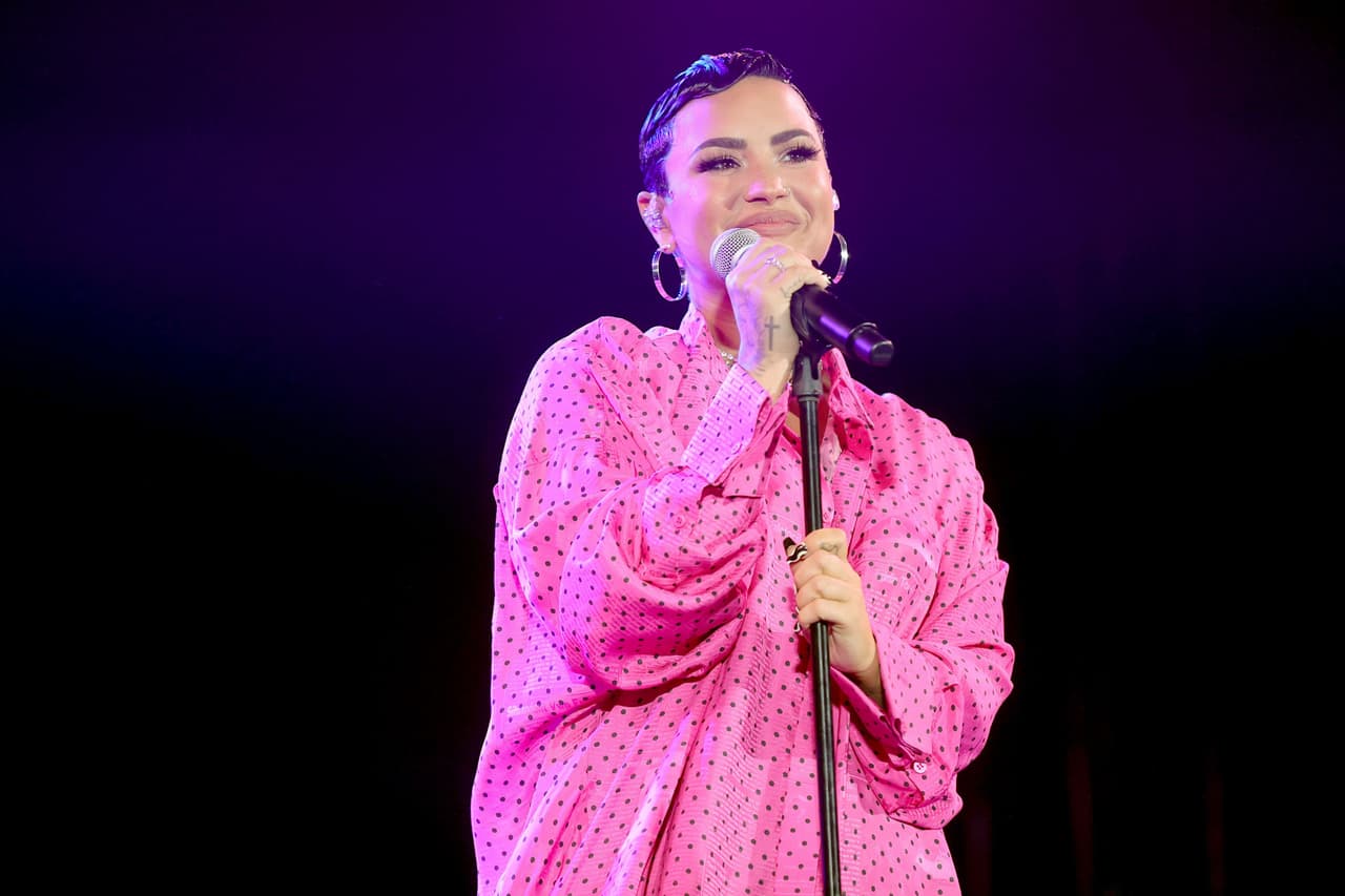 Lovato reveló que "en este momento, quiere adoptar con seguridad", agregó que como ignora si compartirá su vida con un hombre o una mujer "realmente no puede imaginarse ni siquiera quedar embarazada".