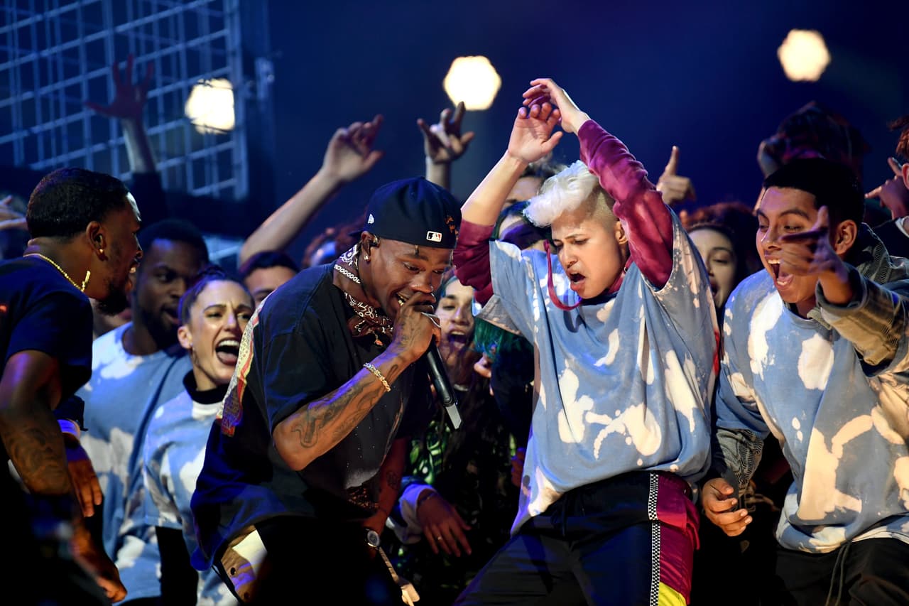 Travis Scott, pareja de 
<b><a href="https://www.univision.com/famosos/kylie-jenner-hace-historia-supera-al-creador-de-facebook-como-la-multimillonaria-mas-joven-fotos">Kylie Jenner</a></b> y papá de Stormi, sigue en la lista de más nominados al competir en 12 categorías.